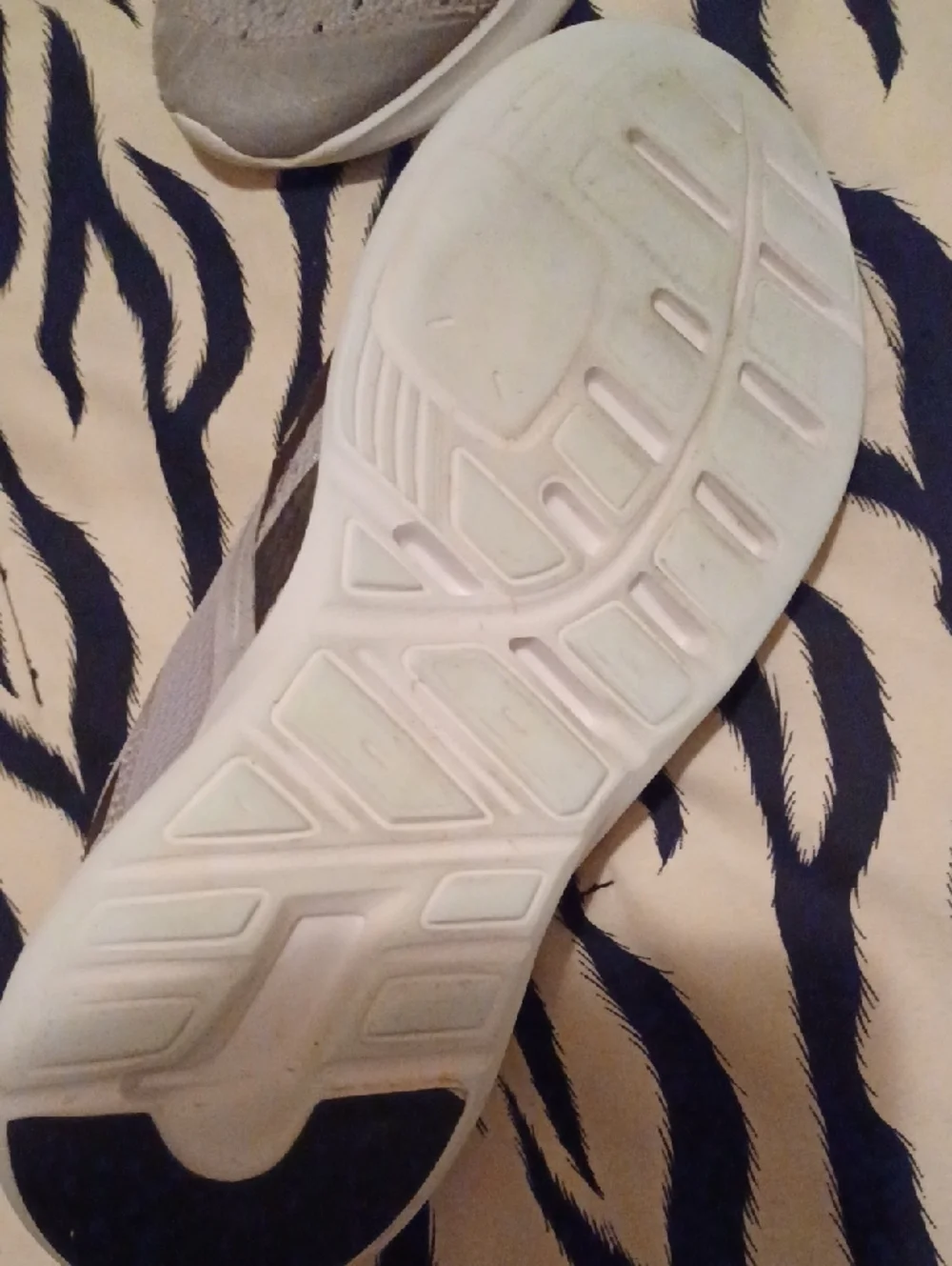-- Reebok Men's Lightweight Grey Athletic Sneakers Size 8.5